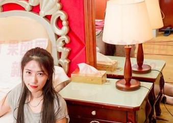 GIRLT果团网 - 龚玥菲的白色图包——清新至极，是不是有点透？