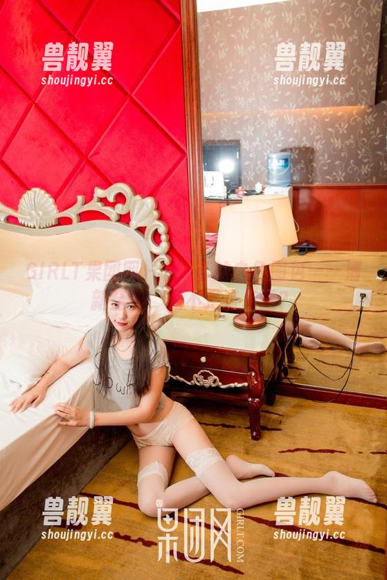 GIRLT果团网 - 龚玥菲的白色图包——清新至极，是不是有点透？