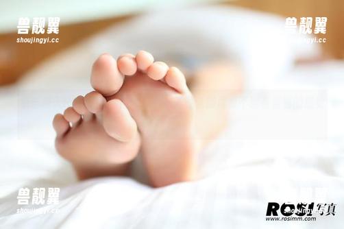 ROSI写真 点击进入ROSI的JK在线图库,谁说电脑屏幕不能有爱情的感觉?