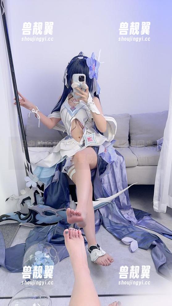 Seele麦麦 作品中的短裙:Seele麦麦请你快回来,我的眼睛要吃不消了!