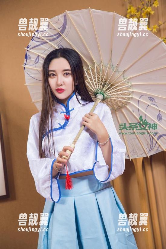 TouTiao头条女神 - 周夕爱职业装：最新照片让我对上班产生了异想天开的冲动！