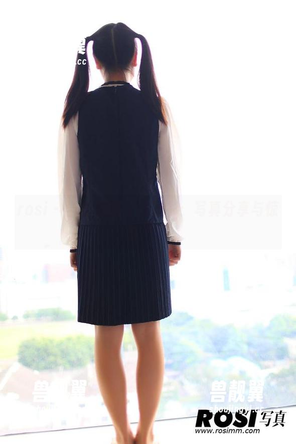rosi-小莉 rosi - 当小莉穿上白衬衫:写真分享与惊喜并存
