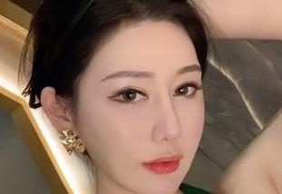 微密圈 - 谁说蓝色不迷人？不爱笑的赛琳的连体比基尼原图横空出世，绝对值得一看！