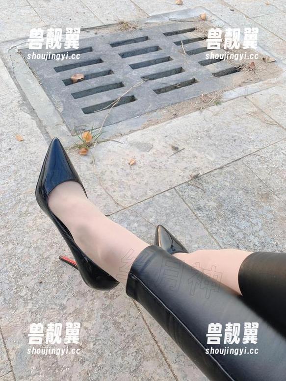 微密圈 - 白丝筒☓黑色网漆皮高跟：丝月神的杂志写真集值得收藏