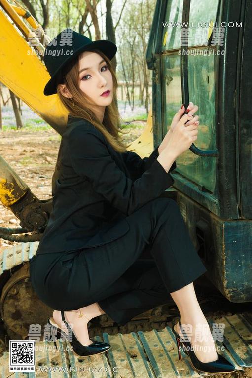 丽柜 - 校服不只是制服：安安的写真合集带你回味青春的美好。