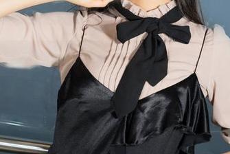 克拉女神 - 依娜丝睡衣写真，简直是一场视觉的‘睡魔法’！快来分享这份惬意