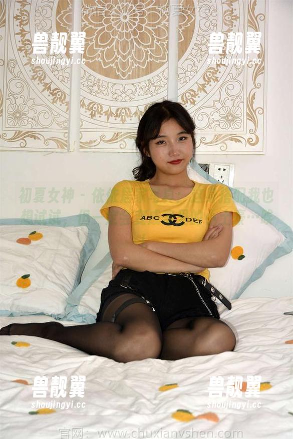 初夏女神 - 依依居家写真：这身搭配我也想试试，但一定会变成家里的小土豪…唉！