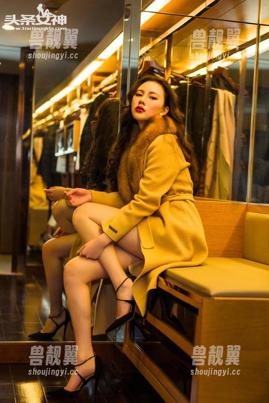 头条女神 - 文雪的夏日美图精选：你不需要搬海滩，心情就是最好的浪！