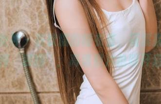 头条女神 - 在软糯的睡衣里，筱溪教我们如何‘装睡’：高清照片抢眼开启！