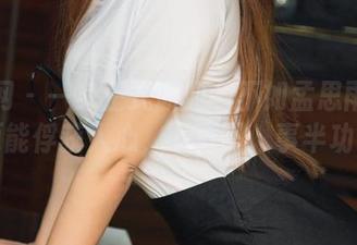 尤果网 - 一身正式职业装不如孟思雨的图包更能俘获人心，下载吧，事半功倍！
