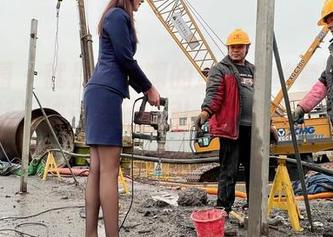 微密圈 - 就是阿朱啊的连体白丝套图：反正我就是被这白丝吸引，不是我太肤浅吧？