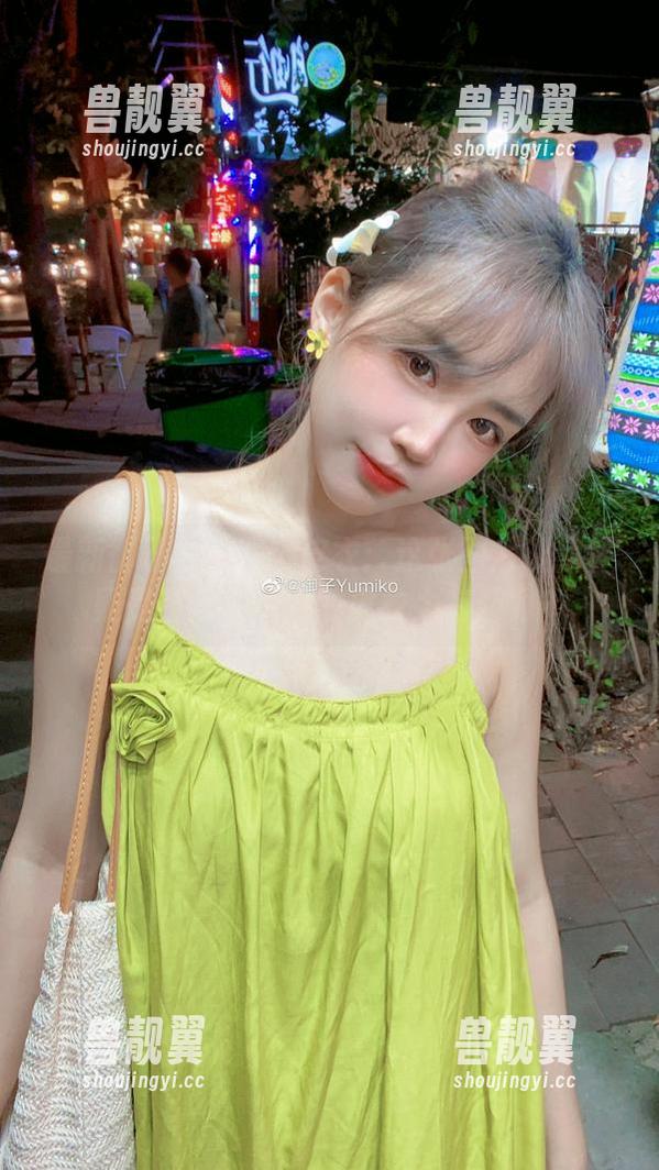 御子Yumiko 最新御子Yumiko皮衣:这张图片让我怀疑是不是我看到的皮衣太有魅力?