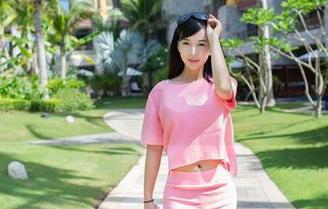 推女郎 - 在Rita的白色图册里，我发现了自我价值：议价时的白色衬衫！