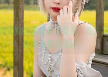 梨瑾瑾的体操服配色很特别，照片每一角落似乎都在说话。
