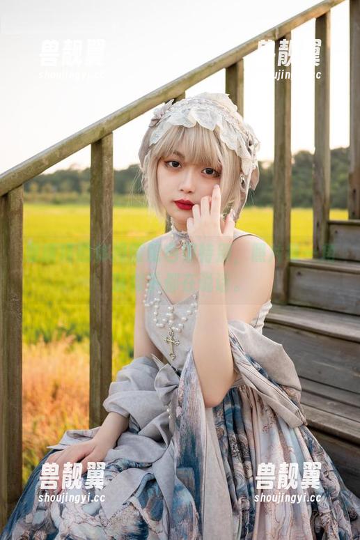 梨瑾瑾的体操服配色很特别，照片每一角落似乎都在说话。