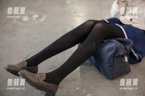 森萝财团 - 小奶糕Milky黑丝写真：无圣光下的轻盈与妩媚