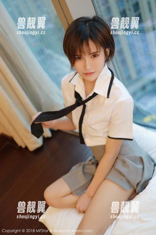 模范学院 - 汐汐爱吃草莓的校服控：原图里的俏皮瞬间，谁能抗拒！