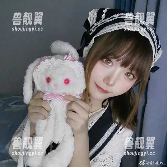 洛可ss 看!洛可ss的最新光效黑吊带合集,谁能拒绝这种吸引力?