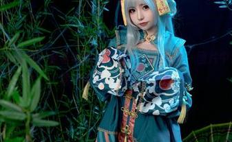 谁说睡衣不能美？看看爆机少女喵小吉的写真，图片中流露的轻松和诱惑，真是个谜！