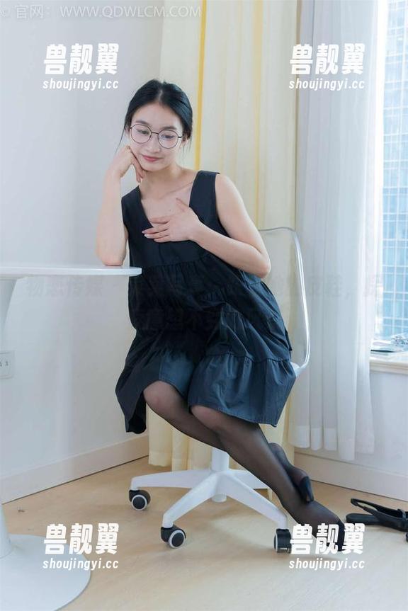 物恋传媒-菜菜 物恋传媒 - 菜菜写真:跟着她的皮鞋,探索意想不到的风景
