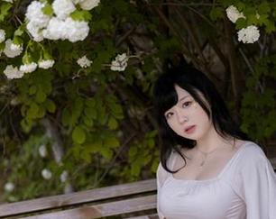 一场关于白色的冒险，皮皮奶可可爱了啦带你领略美图和套图的完美结合。