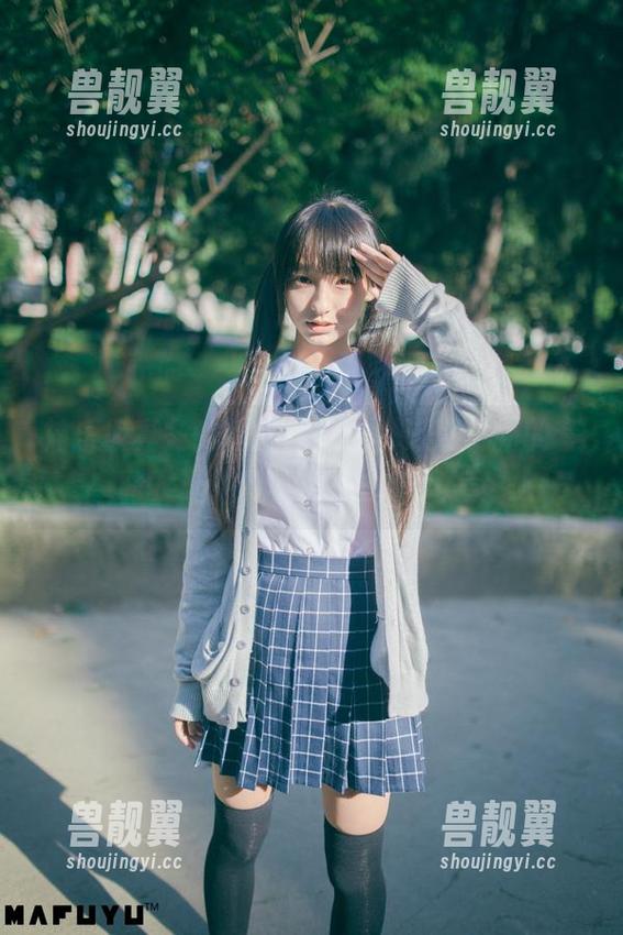 神乐坂真冬的制服狂想曲，近期更新的套图，让人忍不住想多看几遍！