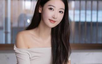 秀人网 - MODEL伊若秘书：最新资源，工作与美丽的边界模糊了