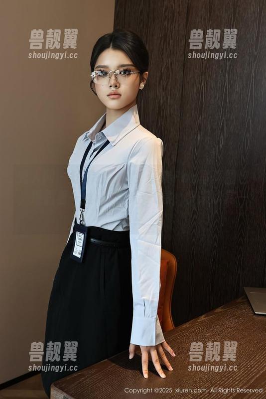 秀人网-奈奈Fox 秀人网 - 短裤控福利!奈奈Fox写真图包,透露着一丝调皮的小气息,快来欣赏一下!