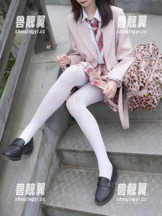 紧急企划 - 当小恩穿上校服，图库瞬间升温：这才是真正的校园气息！