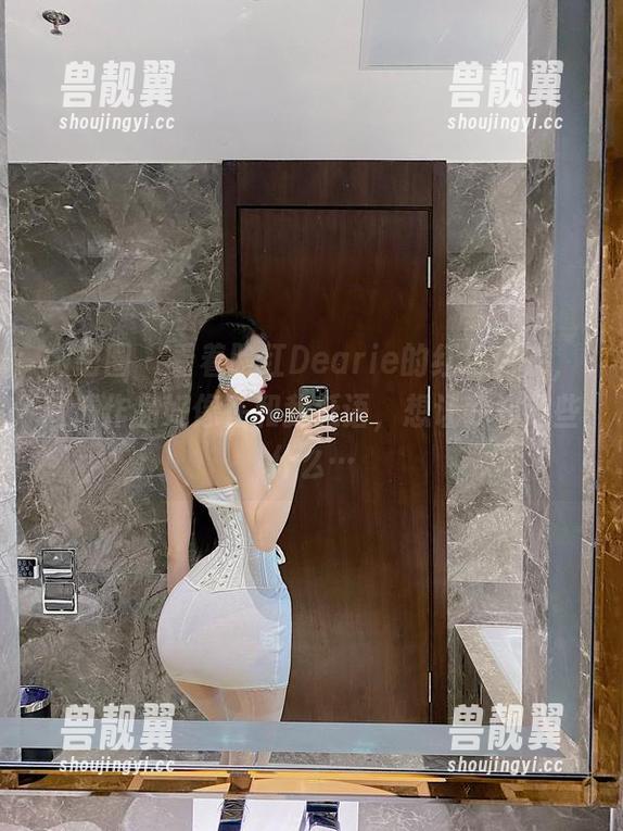 微密圈 - 看着脸红Dearie的红色内衣，高清作品好像在和我低语，想让我知道些什么…