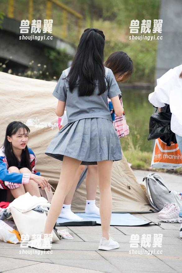 魔镜街拍-艾小青 魔镜街拍 - 艾小青的白衬衫全套:一件衣服也能带你走入不期而遇的梦境