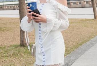 魔镜街拍 - 艾小青：对肉丝的热爱：超短裙与写真图包的完美结合，简单又high！